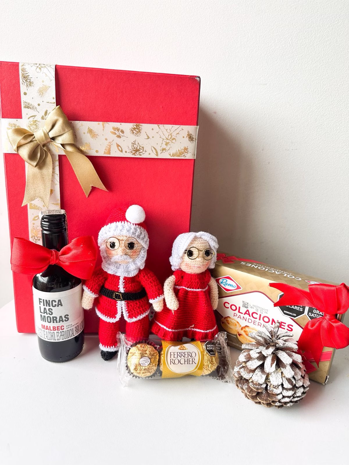Ancheta corporativa navideña 'Rinconcito de Papá Noel' con figuras de crochet, Ferrero Rocher y vino en Bogotá.
