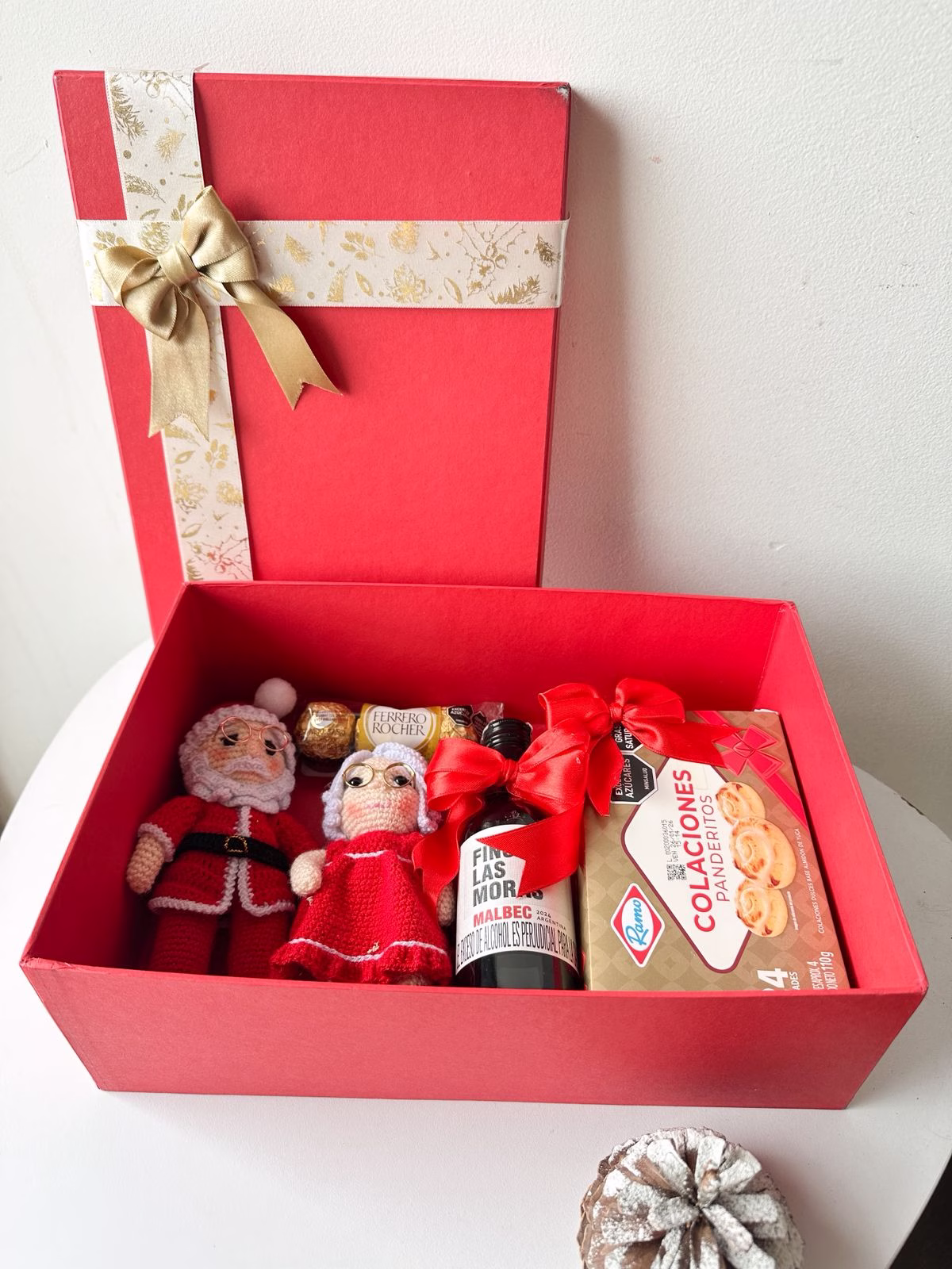 Ancheta corporativa navideña 'Rinconcito de Papá Noel' con figuras de crochet, Ferrero Rocher y vino en Bogotá. - Amordidas