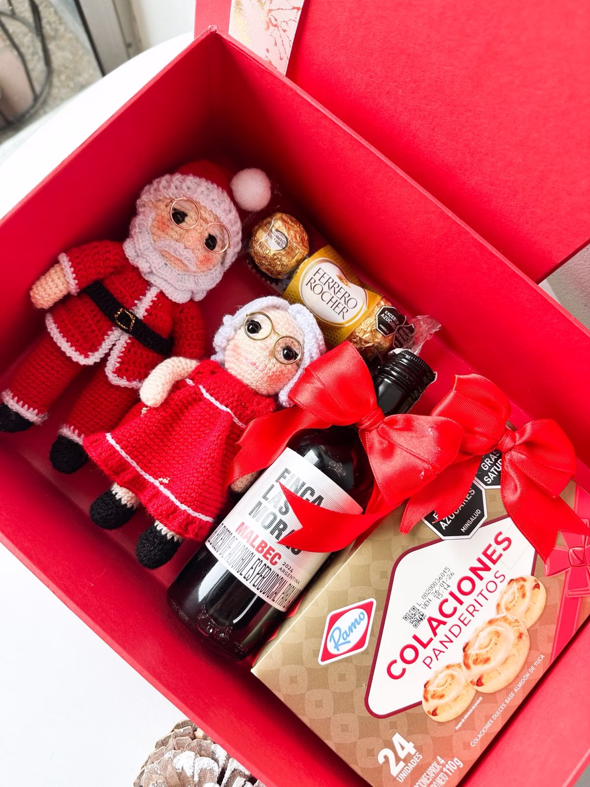 Ancheta corporativa navideña 'Rinconcito de Papá Noel' con figuras de crochet, Ferrero Rocher y vino en Bogotá. - Amordidas