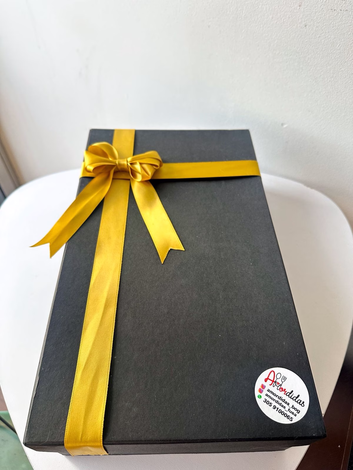 Ancheta corporativa de lujo en Bogotá con botella Gato Negro, Ferreros y girasol en crochet. - Amordidas