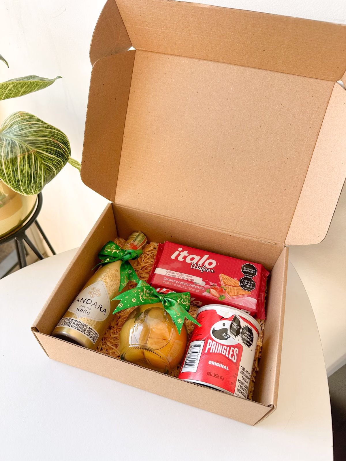 Ancheta Corporativa Sabor Dorado con vino, duraznos, Pringles y galletas. - Amordidas