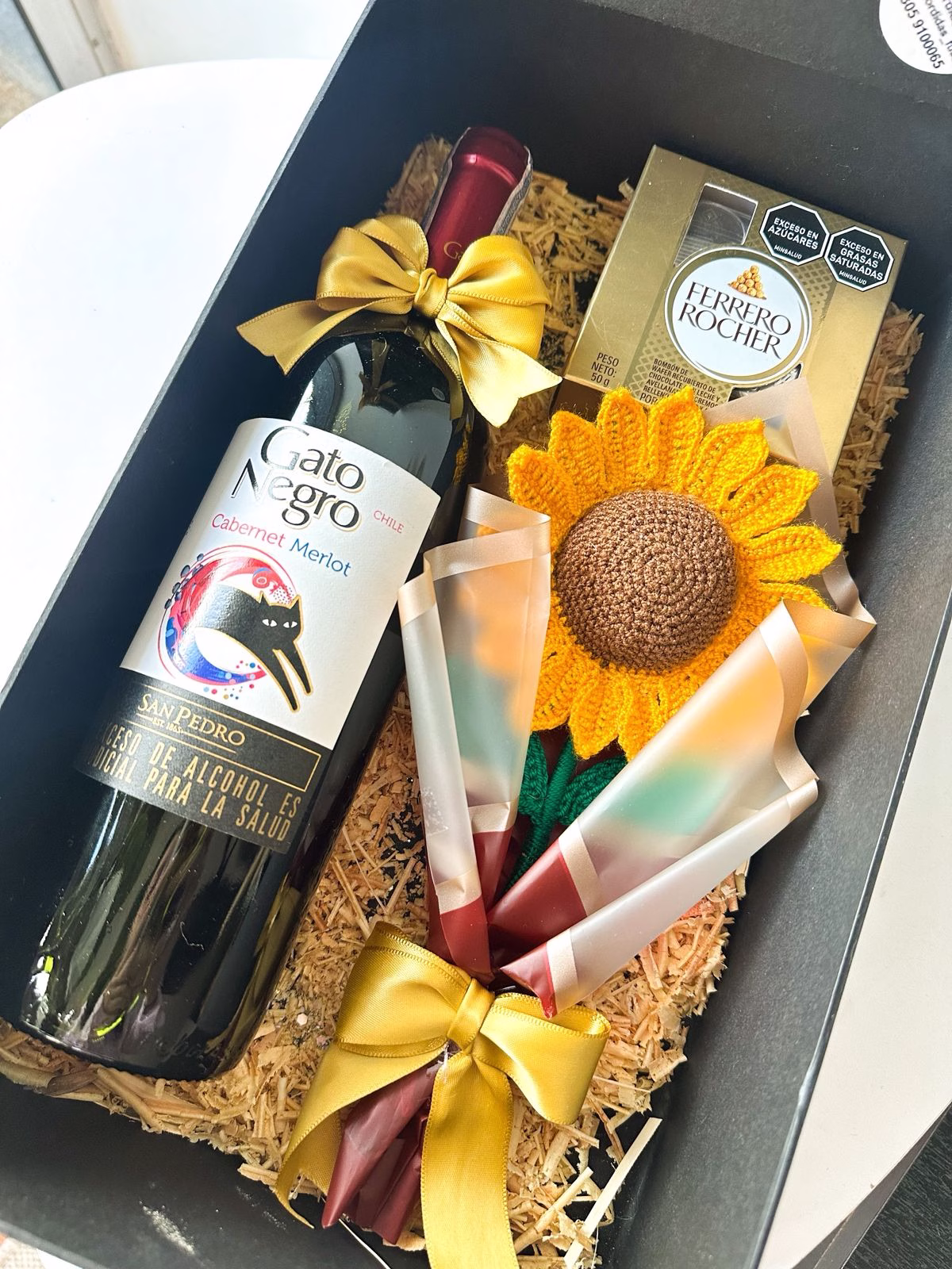 Ancheta corporativa de lujo en Bogotá con botella Gato Negro, Ferreros y girasol en crochet. - Amordidas