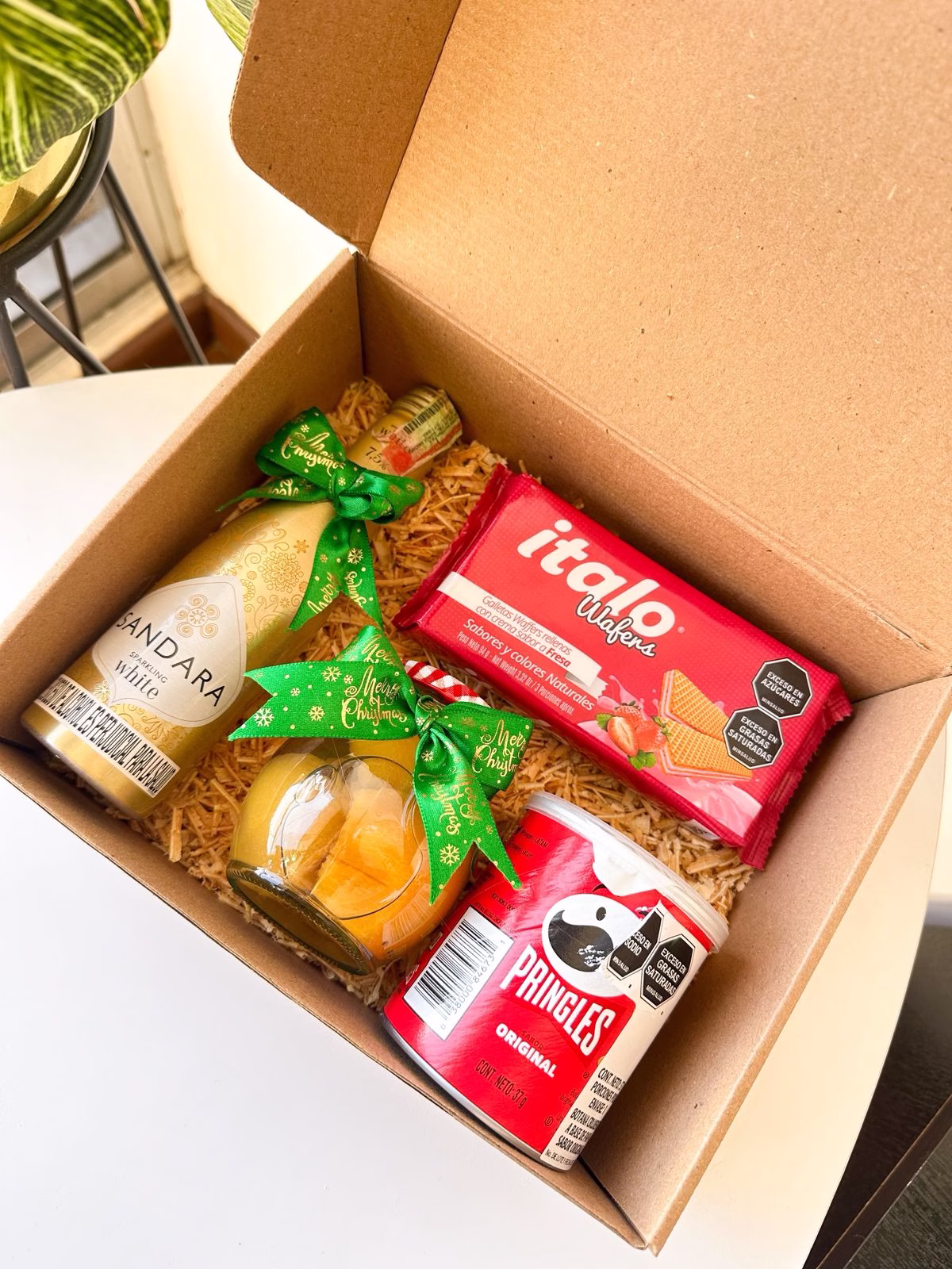 Ancheta Corporativa Sabor Dorado con vino, duraznos, Pringles y galletas.