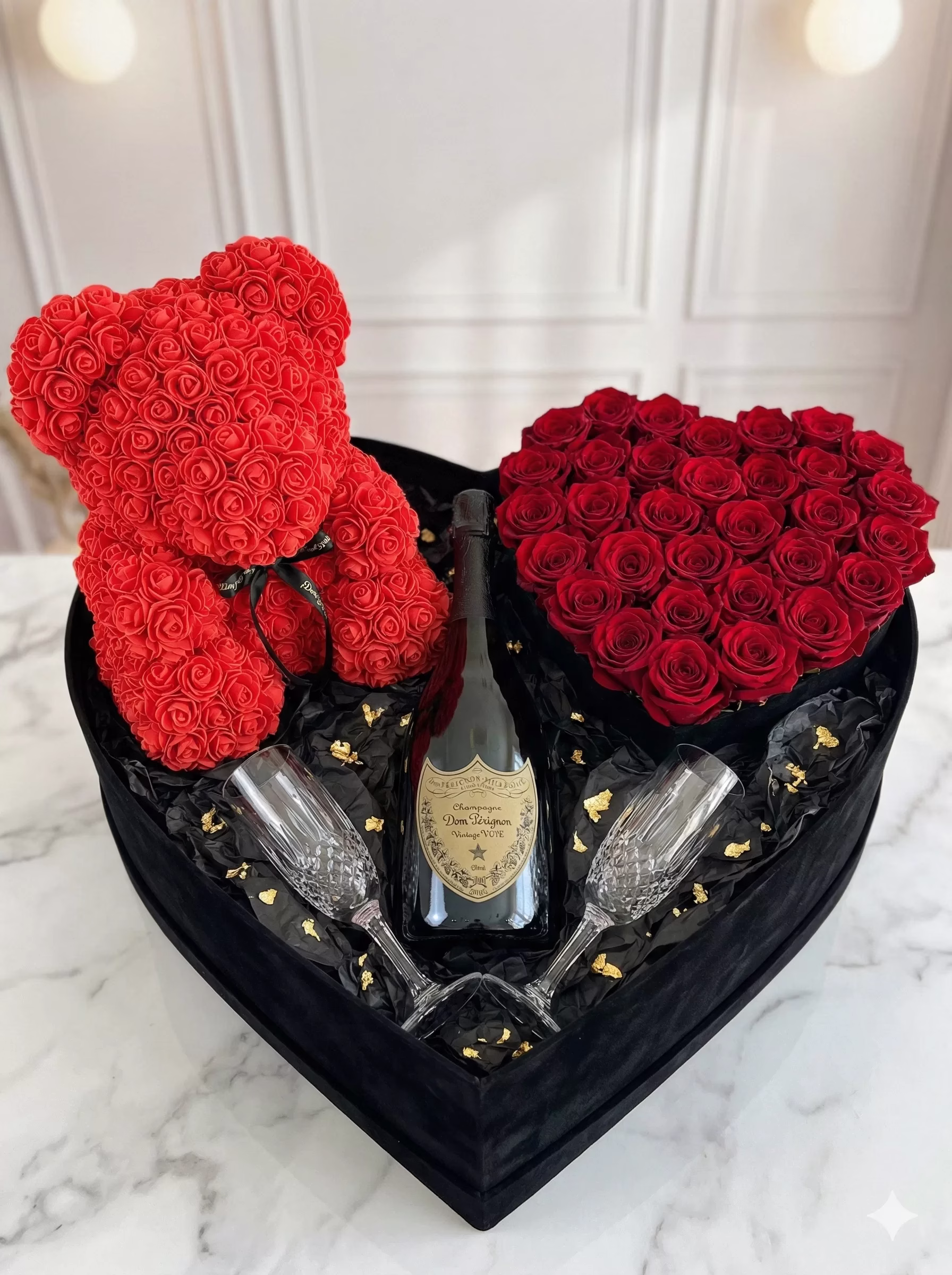 Detalle VIP 'Amor de Lujo' con Dom Perignon, copas de cristal y oso de flores en Bogotá.