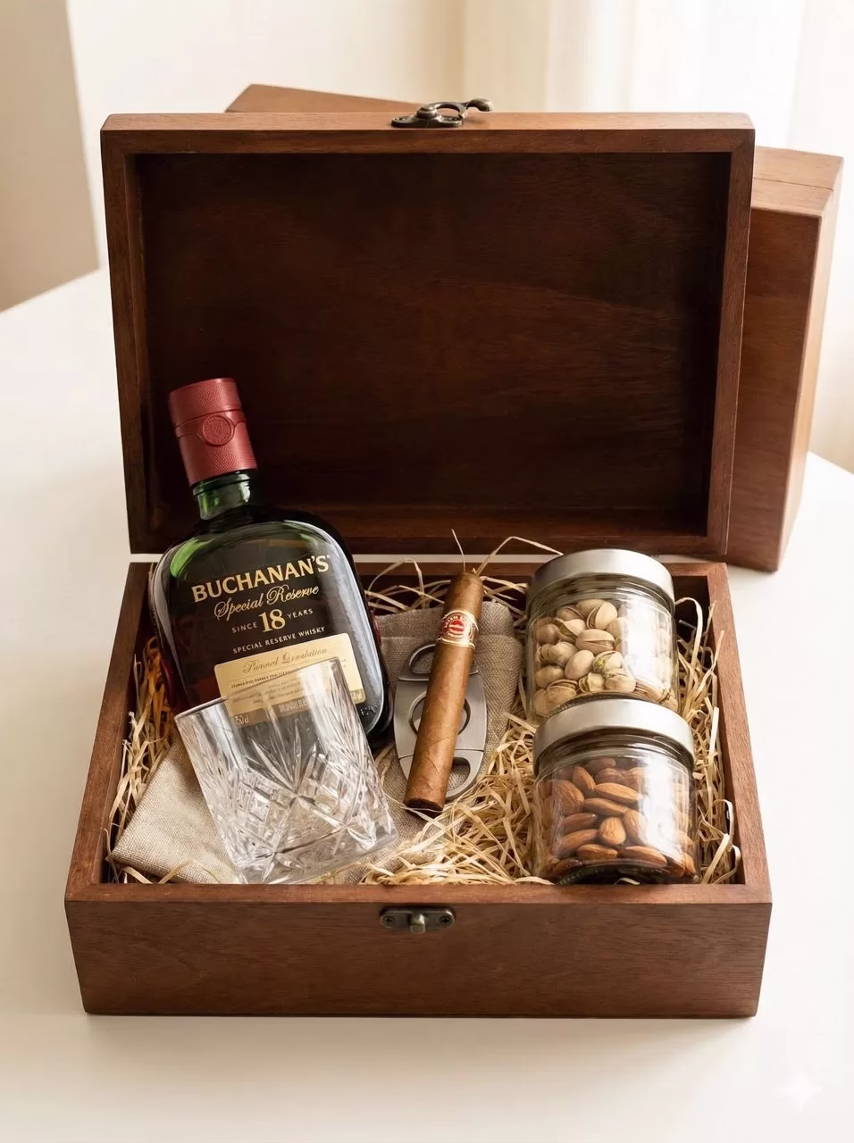 Kit Cata Buchanan's Premium con whisky, puro, vaso y frutos secos en caja de lujo.