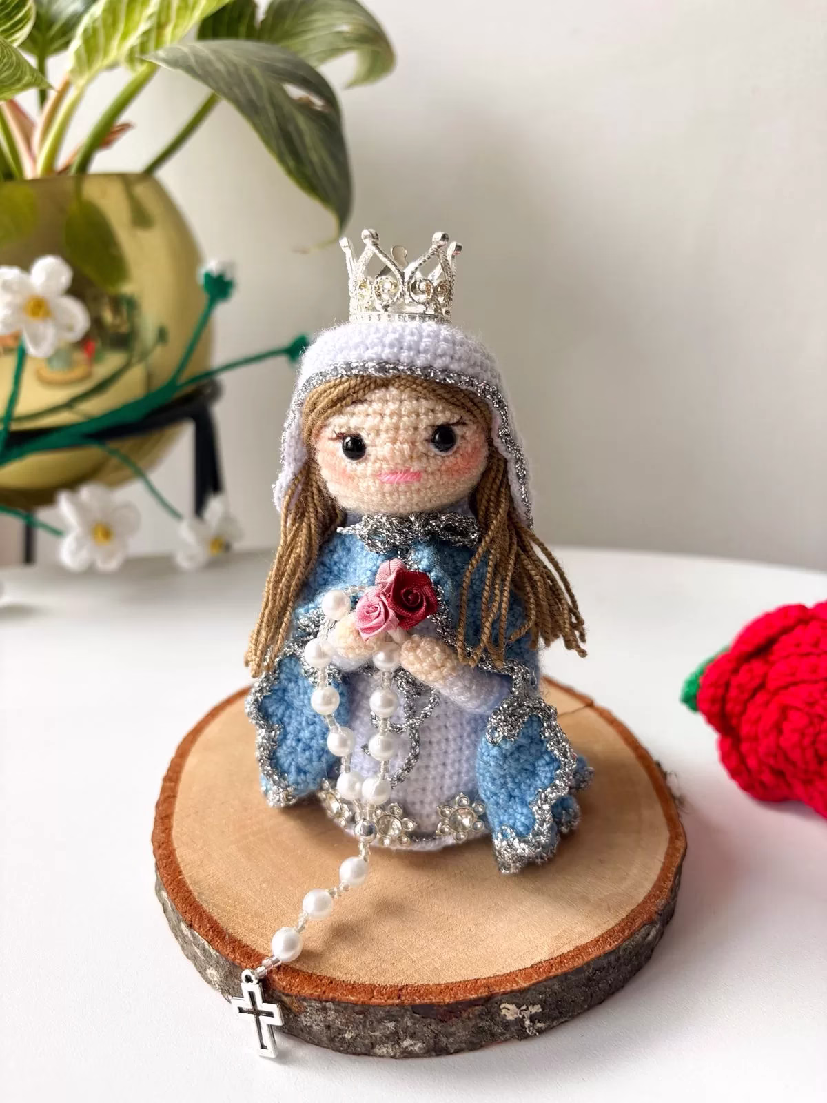 Figura Virgen Milagrosa tejida a mano en crochet, detalle especial en Bogotá.