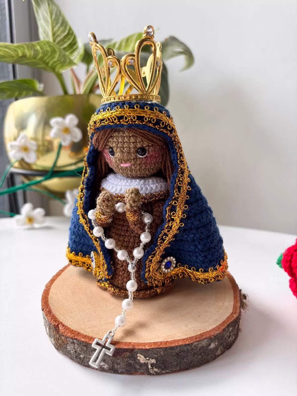 Virgen la Morenita tejida a mano, detalle artesanal para regalar en Bogotá. - Amordidas
