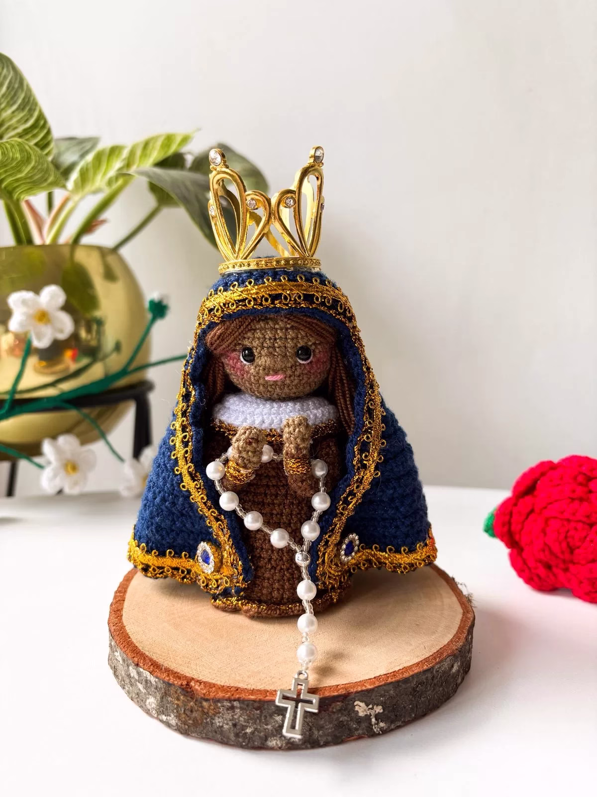 Virgen la Morenita tejida a mano, detalle artesanal para regalar en Bogotá.