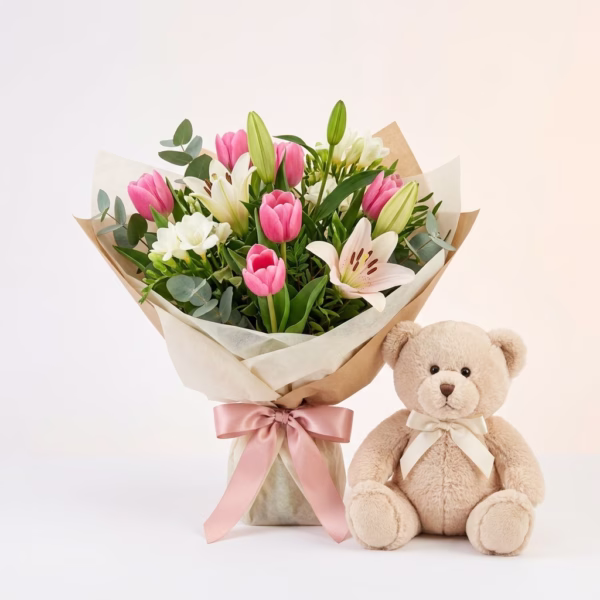 Arreglo Flores con Peluche – Amor Floreciente con Tulipanes, Lirios y un Osito Cariñoso