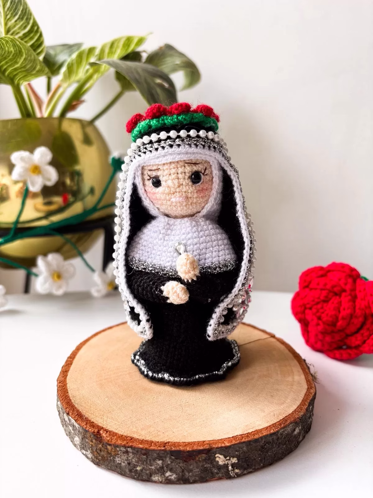 Virgen Santa Rita en crochet, detalle artesanal para regalar en Bogotá