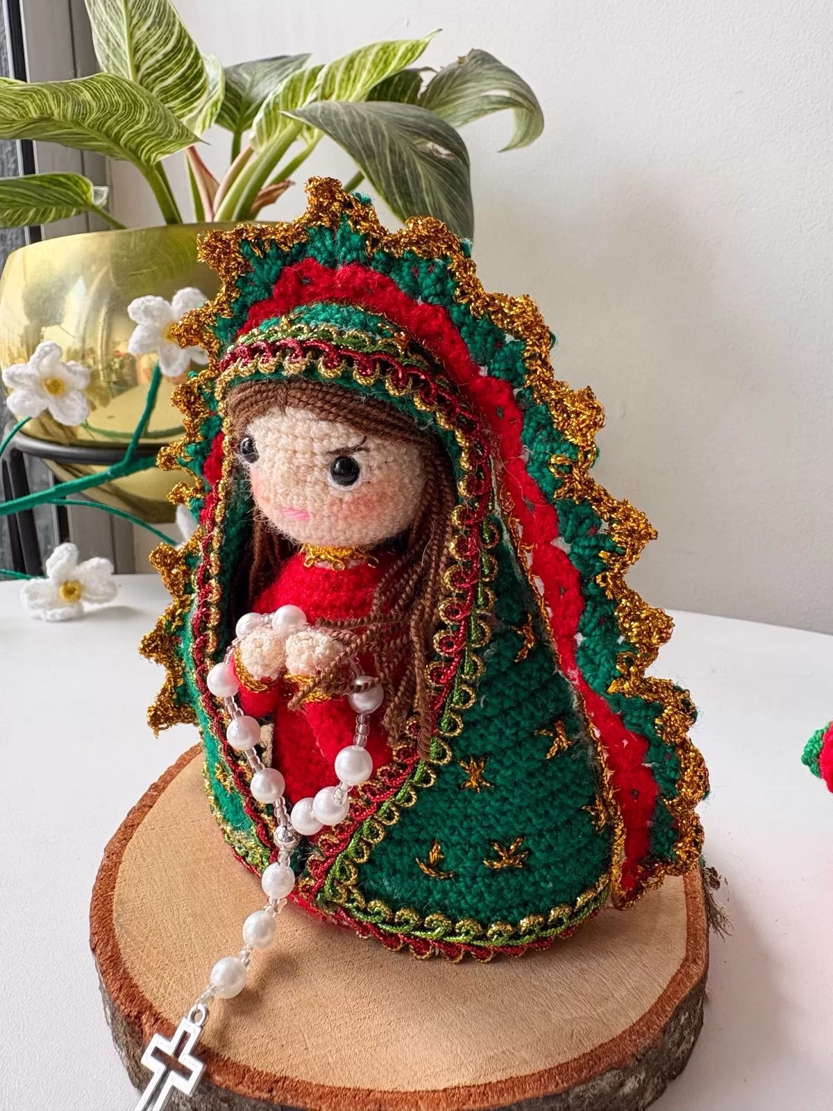 Virgen de Guadalupe en crochet, detalle artesanal a domicilio en Bogotá. - Amordidas