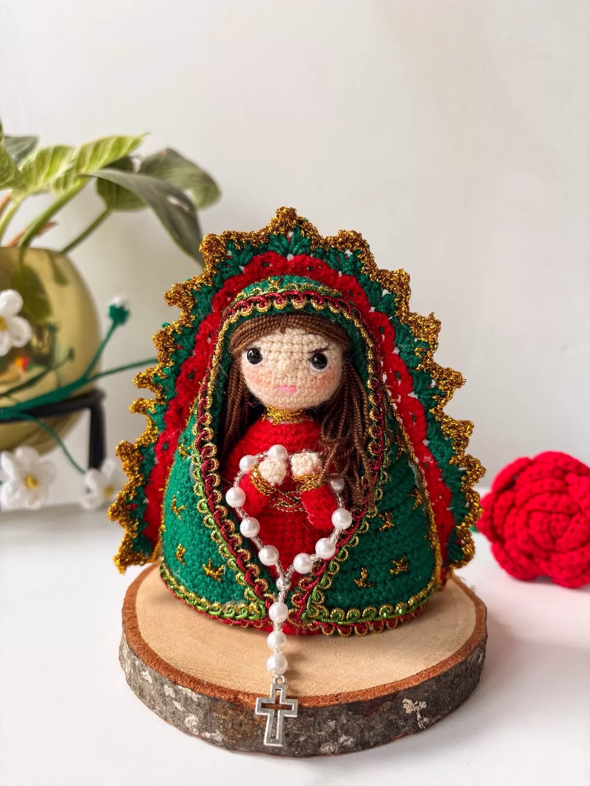 Virgen de Guadalupe en crochet, detalle artesanal a domicilio en Bogotá.