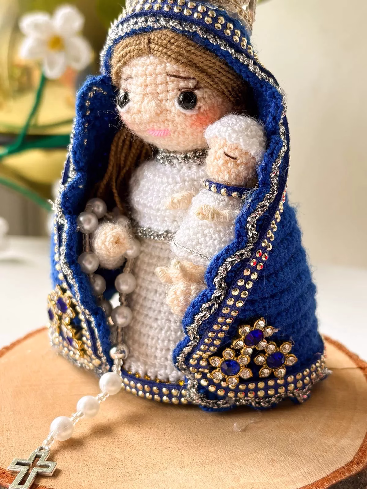 Virgen del Carmen tejida en crochet, detalle artesanal para regalar en Bogotá. - Amordidas