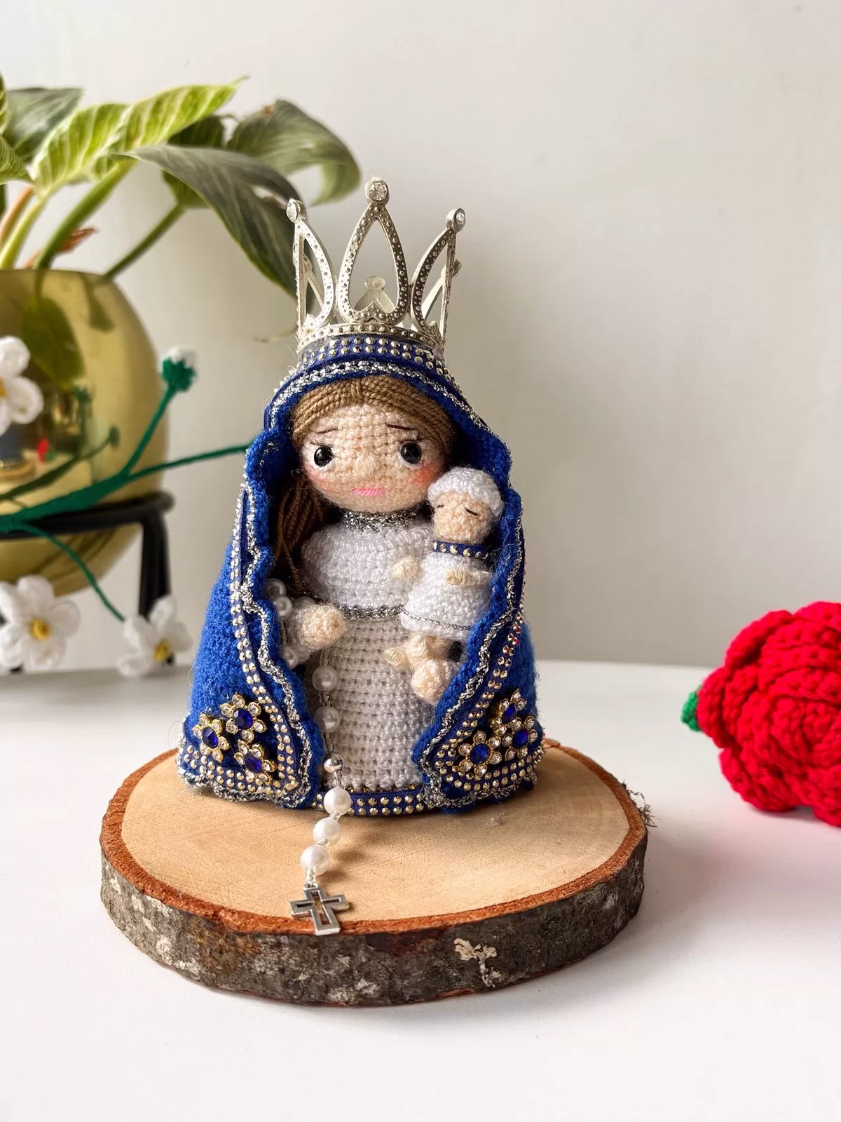 Virgen del Carmen tejida en crochet, detalle artesanal para regalar en Bogotá.