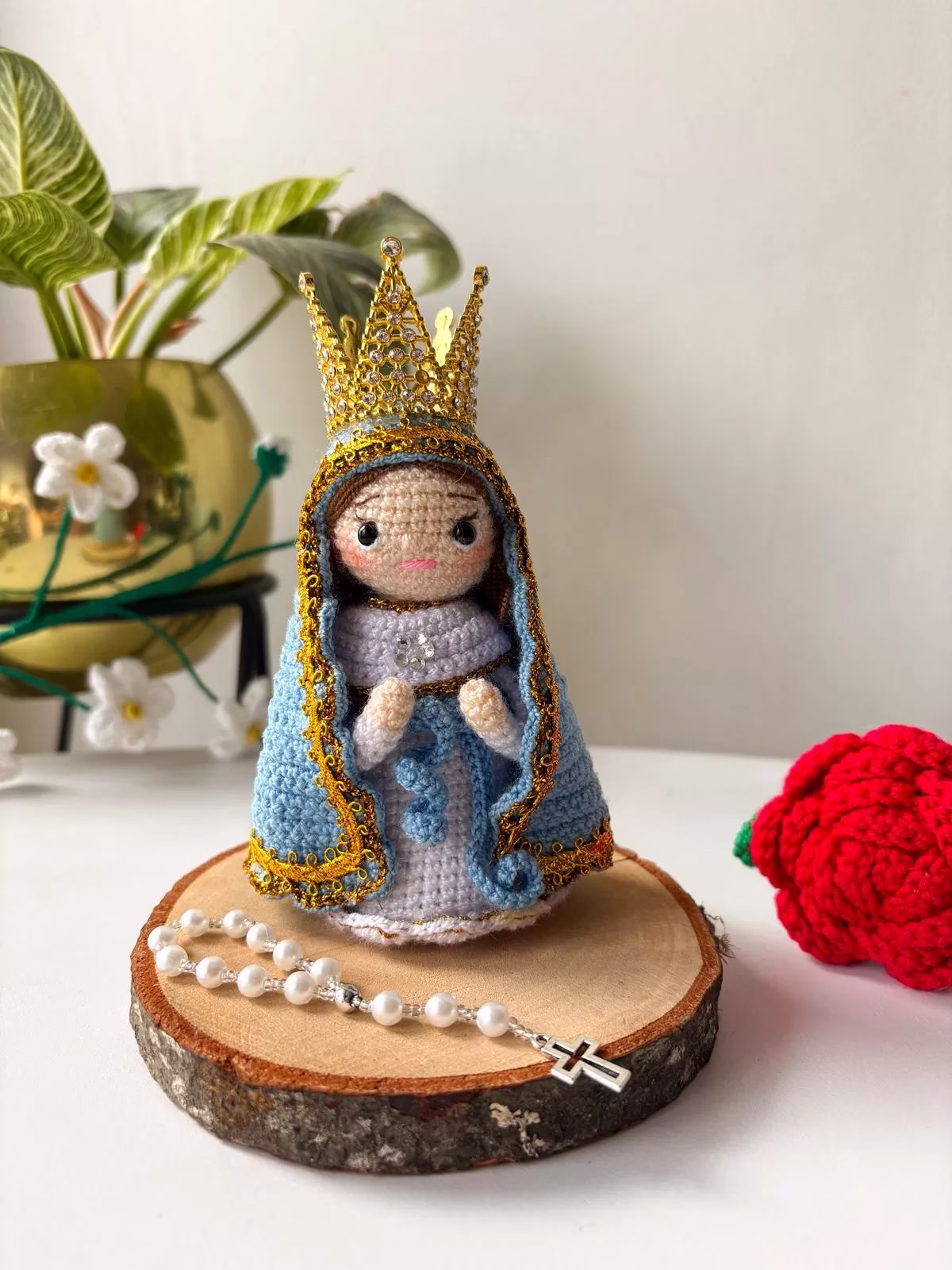 Virgen de Lourdes en crochet, detalle artesanal para regalar en Bogotá