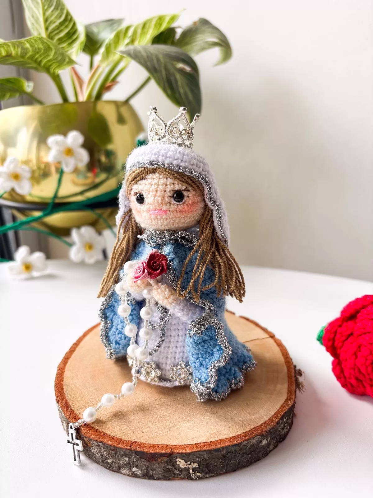 Figura Virgen Milagrosa tejida a mano en crochet, detalle especial en Bogotá. - Amordidas