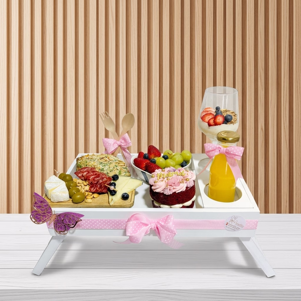 Desayuno Sorpresa Premium Mamá Día de la Madre en Bogotá con bandeja de madera, pastel Red Velvet y frutas. - Amordidas
